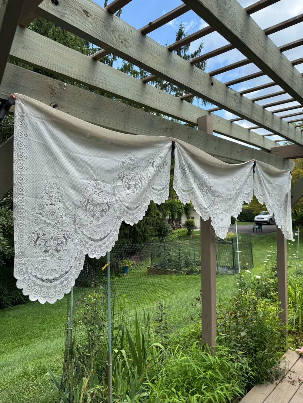 Vintage JC Penny Scalloped Lace Valance with Floral Medallions